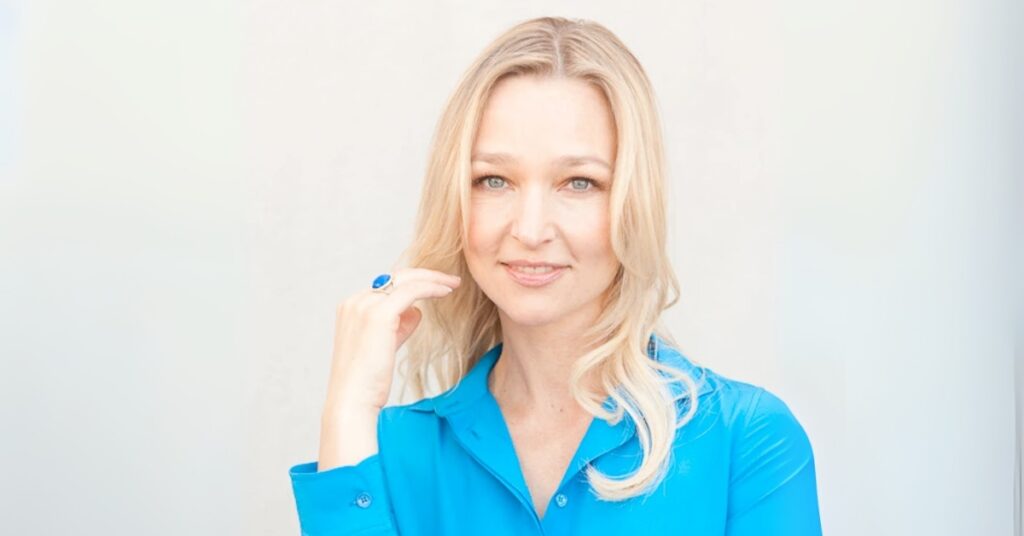 Kari Matchett como Grace