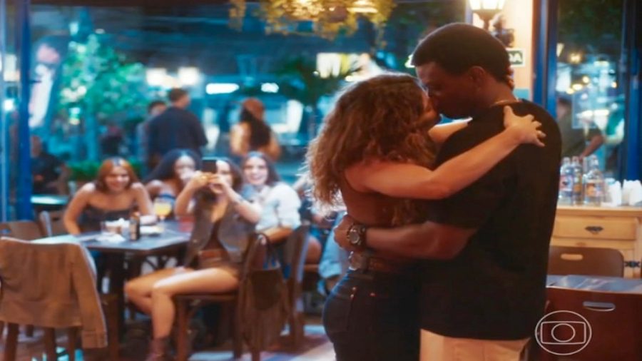 Os personagens Agrado e Leandro se beijando em uma cena romântica e tensa da novela Coração Acelerado.