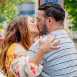 Três Graças: Resumo dos Capítulos, Elenco e Spoilers da Novela das 21h 9 Consuelo e Misael se beijam intensamente na rua em cena da novela Três Graças, marcando a reconciliação do casal em meio a conflitos e segredos