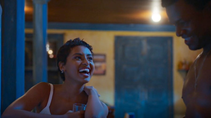 A cantora Eduarda e o produtor Leandro trocando olhares intensos e flertando em uma cena da novela Coração Acelerado