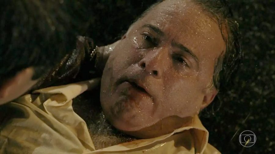 Genésio (Tony Ramos) agonizando após ser atropelado por Tufão na Avenida Brasil, cena marcante do primeiro capítulo da reprise de 2026