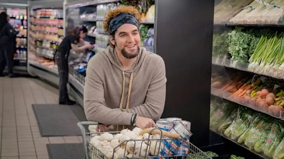 Benny Safdie como Frank Manatee