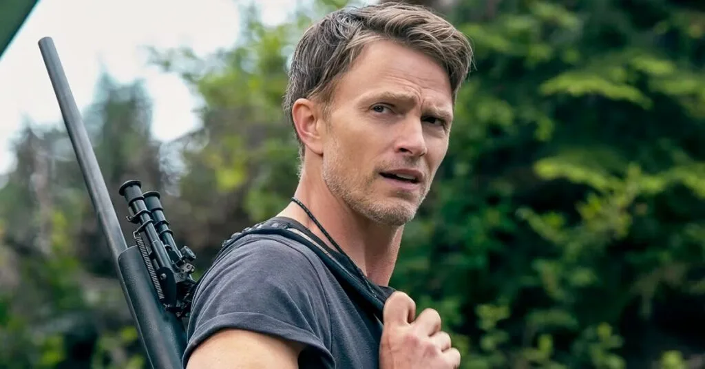 Wilson Bethel como Shane Maguire