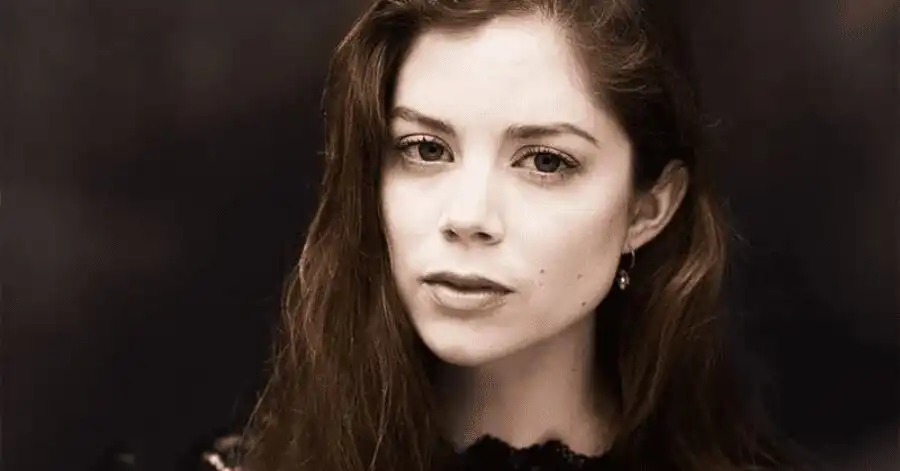 A Freira: Elenco, Onde Assistir e Tudo Sobre o Filme 8 Charlotte Hope