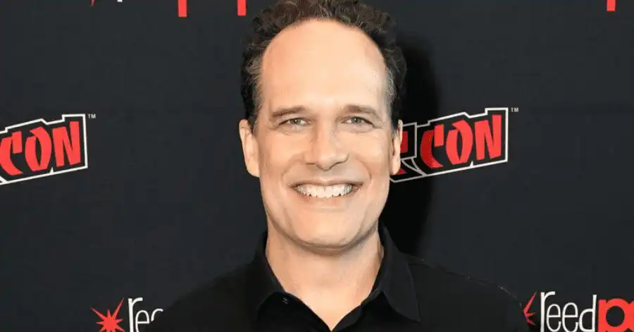 Miss Simpatia 2: Elenco e Tudo Sobre o Filme com Sandra Bullock 8 Diedrich Bader