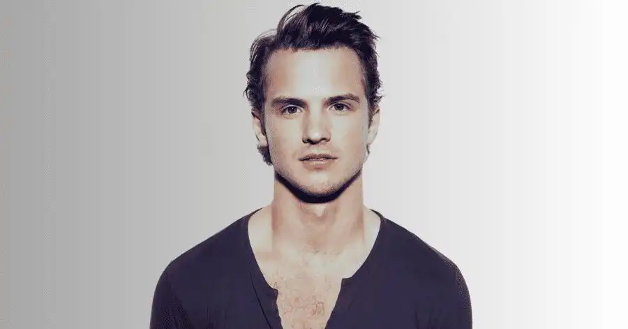 Pacificador: Elenco, Onde Assistir e Tudo Sobre o Anti-Herói da DC 5 Freddie Stroma