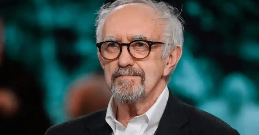 O Clube do Crime das Quintas-Feiras: Elenco e Tudo Sobre 7 Jonathan Pryce
