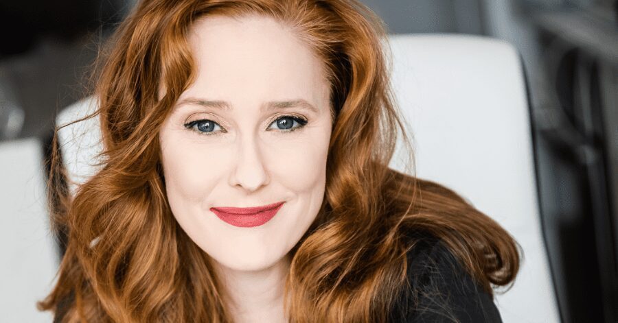 Bem-Vindo à Morte Súbita: Elenco e Tudo Sobre o Filme de Ação 8 Kristen Harris