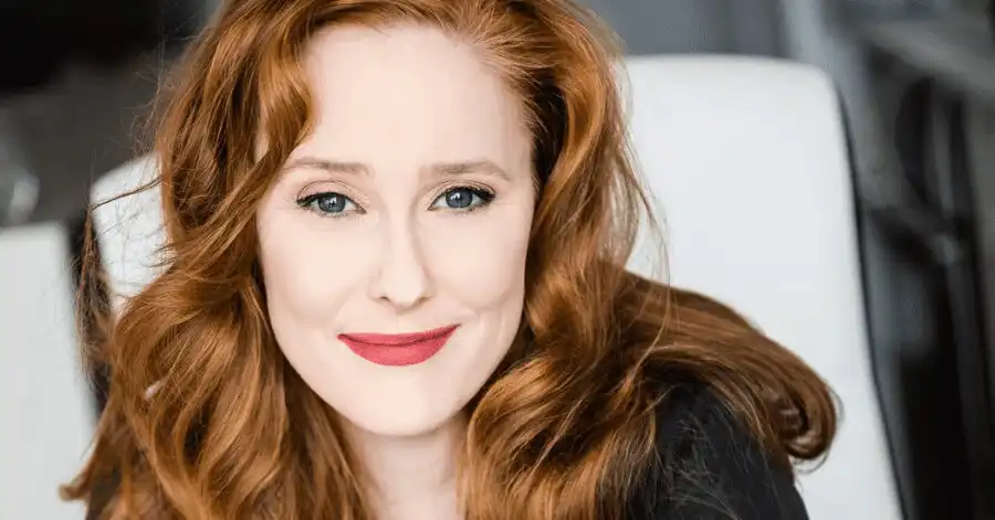Bem-Vindo à Morte Súbita: Elenco e Tudo Sobre o Filme de Ação 10 Kristen Harris