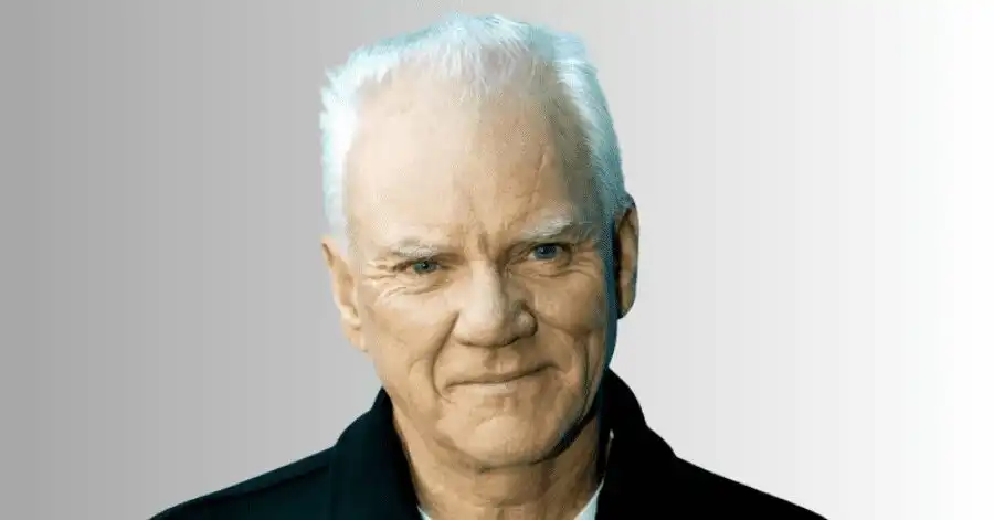 O Escândalo: Elenco, Onde Assistir e Tudo Sobre o Filme 8 Malcolm McDowell