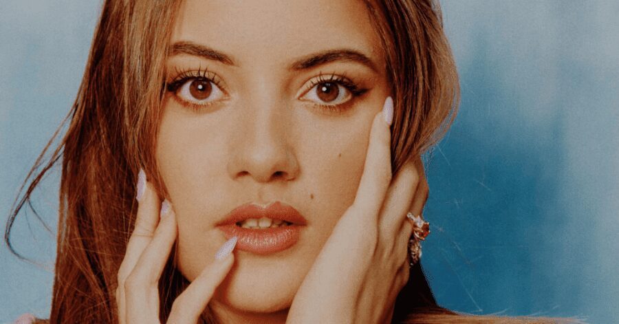 Malou Khebizi como Samia