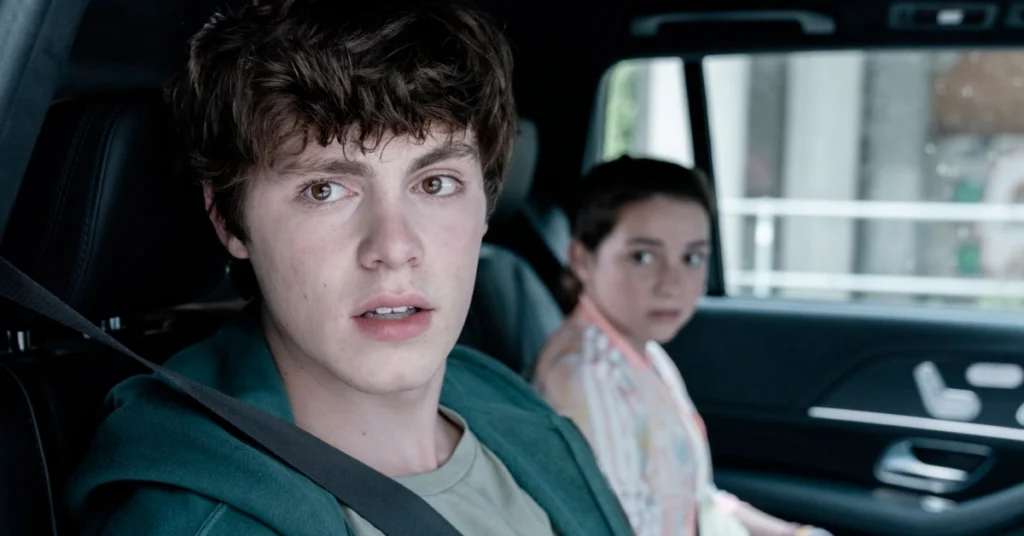 Jack Champion como Zach Turner