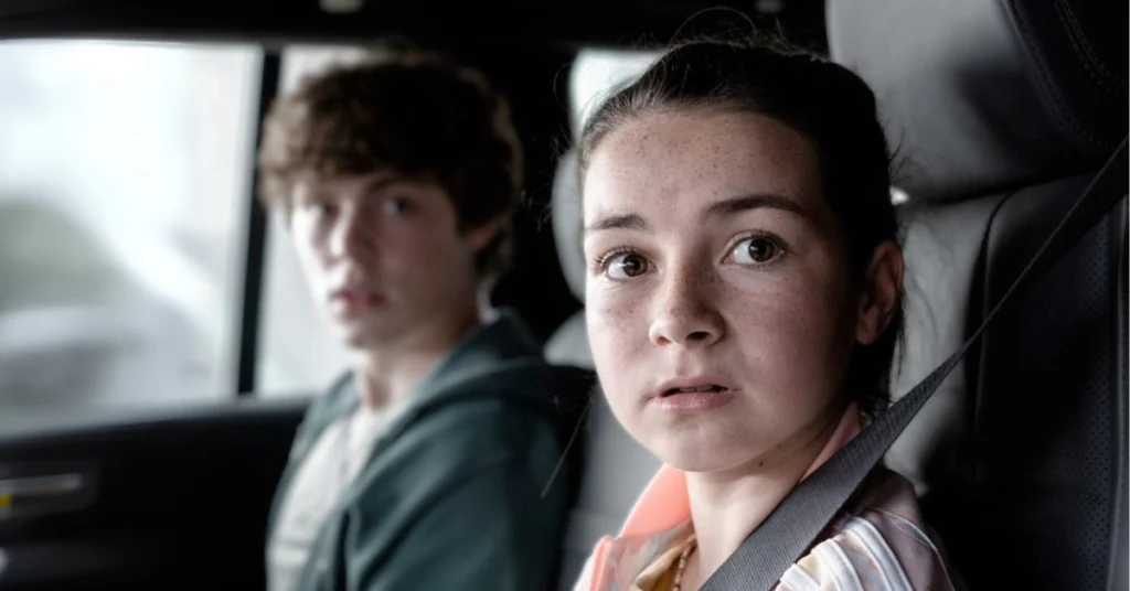 Lilly Aspell como Emily Turner