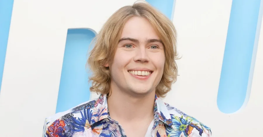 Gage Munroe como Brady Mansell