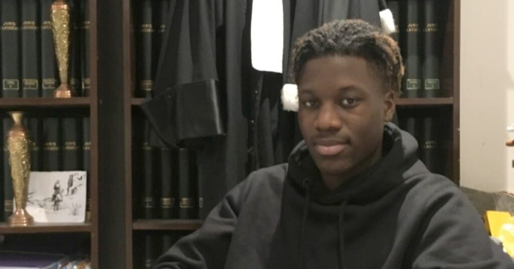 Mais Que Especiais: Elenco, História, Crítica e Tudo Sobre O Filme 6 Bryan Mialoundama como Dylan