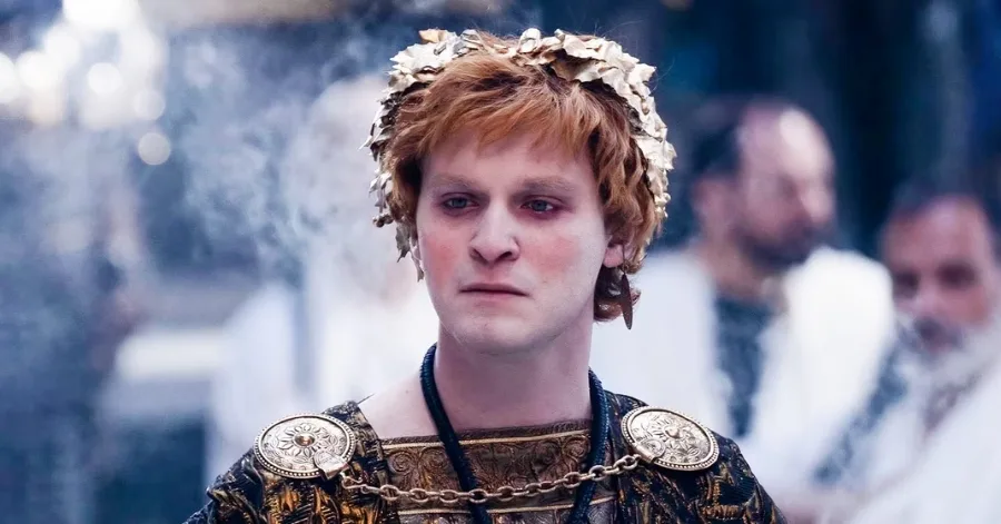 Elenco de Gladiador 2: Conheça os atores e personagens 6 Fred Hechinger como Imperador Caracalla