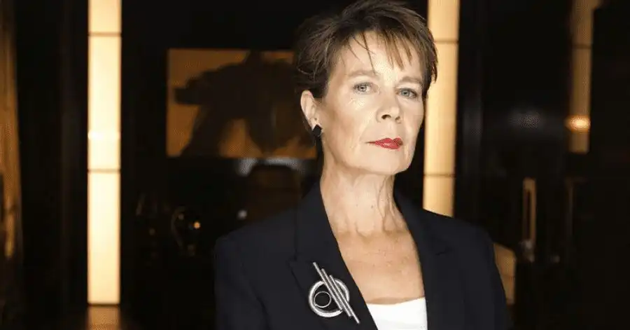 O Clube do Crime das Quintas-Feiras: Elenco e Tudo Sobre 6 celia imrie