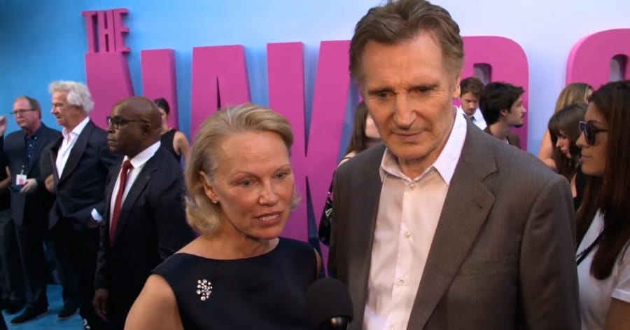 Pamela Anderson como Beth Davenport