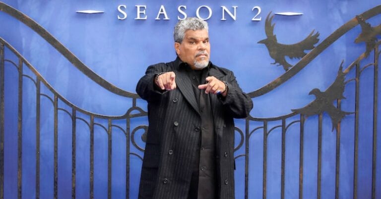 Elenco de Wandinha (2ª temporada): Lista completa de atores e personagens 4 Luis Guzmán como Gomez Addams