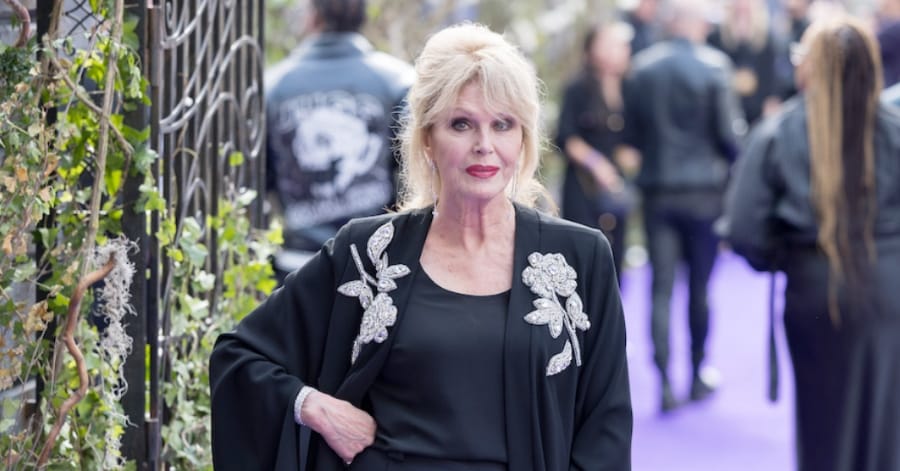 Joanna Lumley como Vovó Hester Frump