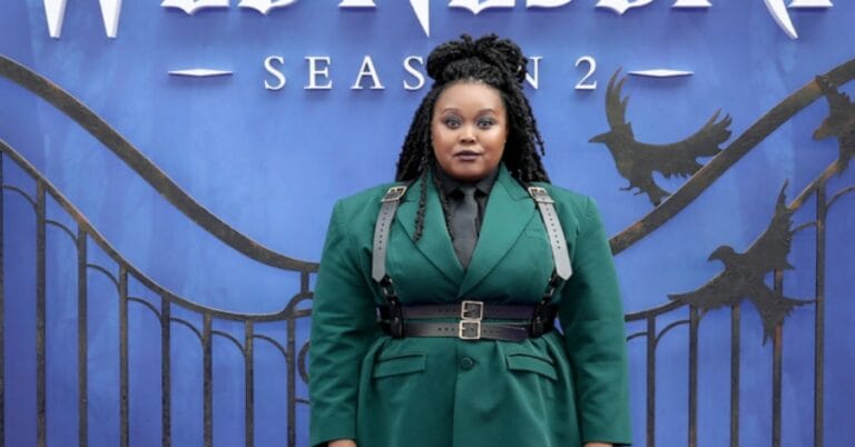 Elenco de Wandinha (2ª temporada): Lista completa de atores e personagens 20 Luyanda Unati Lewis-Nyawo como Xerife Ritchie Santiago