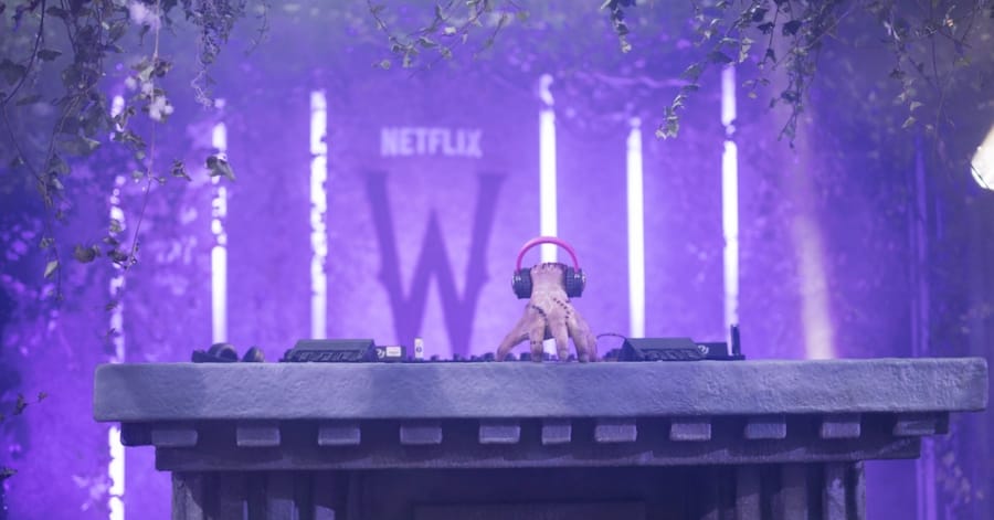 Victor Dorobantu como Mãozinha