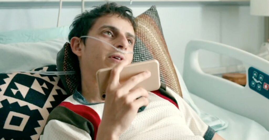 A Cinco Passos de Você: Elenco, História e Tudo Sobre o Filme da Sessão da Tarde (28/08/25) 5 Moisés Arias como Poe Ramirez