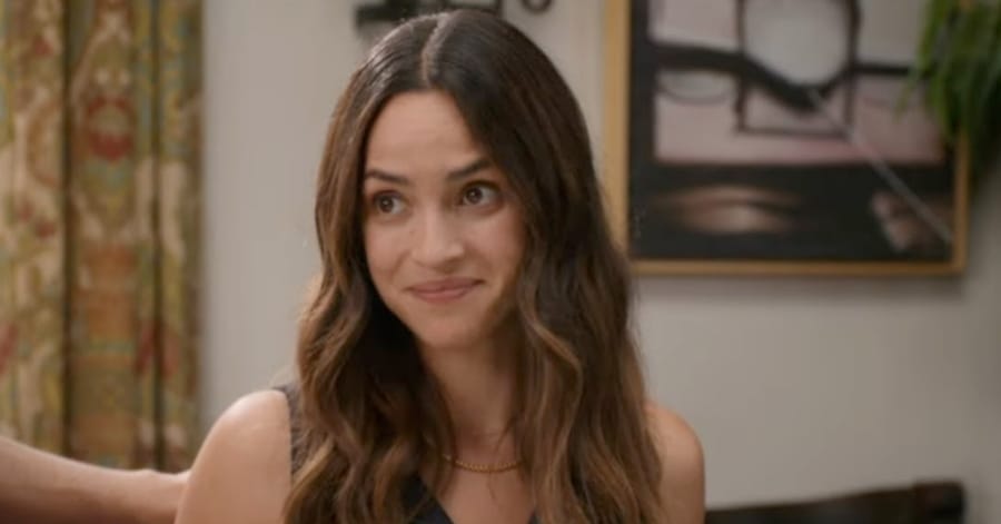 Elenco de O Pai da Noiva: Quem fez os personagens em 1950, 1991 e 2022? 12 Sophie Herrera (A Noiva): Adria Arjona