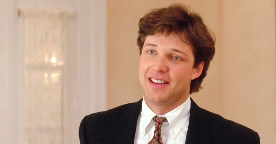 Elenco de O Pai da Noiva: Quem fez os personagens em 1950, 1991 e 2022? 10 Bryan MacKenzie (O Noivo): George Newbern