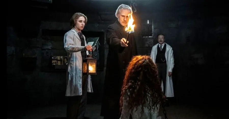 Drácula (2025) – Final Explicado – O Drácula Sobrevive? 5 Christoph Waltz como o Padre