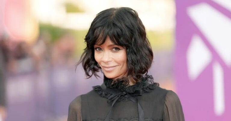 Elenco de Wandinha (2ª temporada): Lista completa de atores e personagens 17 Thandiwe Newton como Dra. Rachael Fairburn