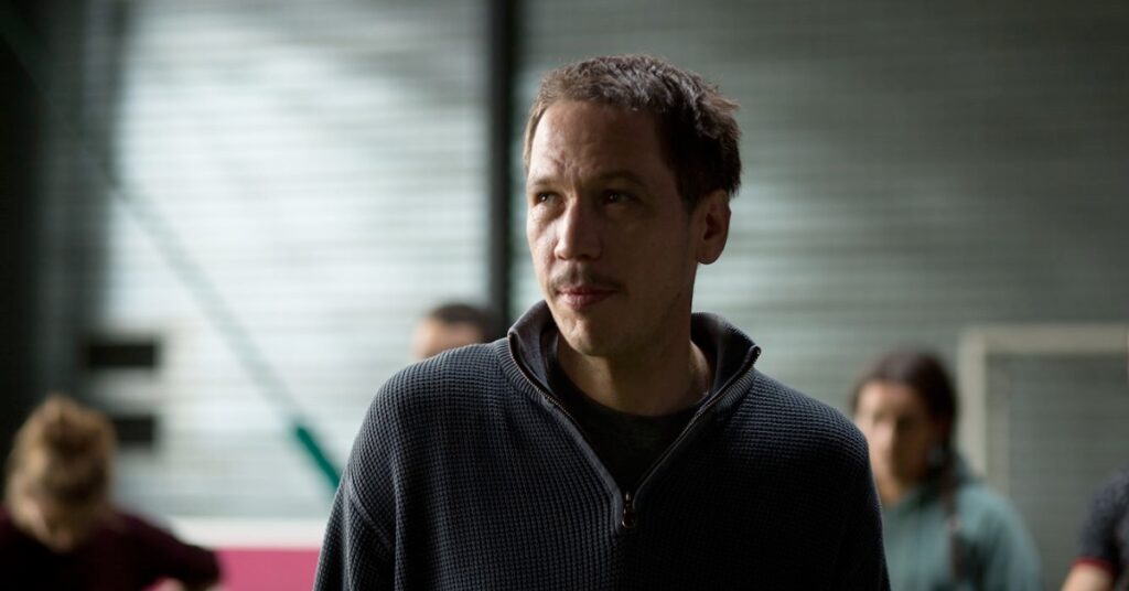 Mais Que Especiais: Elenco, História, Crítica e Tudo Sobre O Filme 3 Reda Kateb como Malik