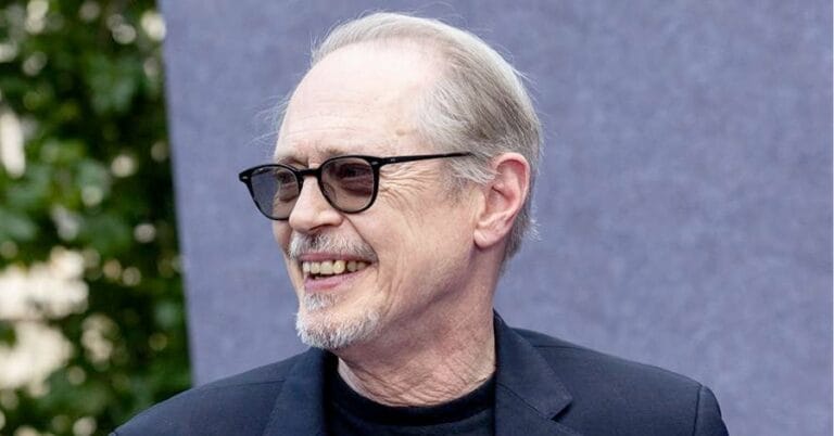 Elenco de Wandinha (2ª temporada): Lista completa de atores e personagens 13 Steve Buscemi como Diretor Barry Dort