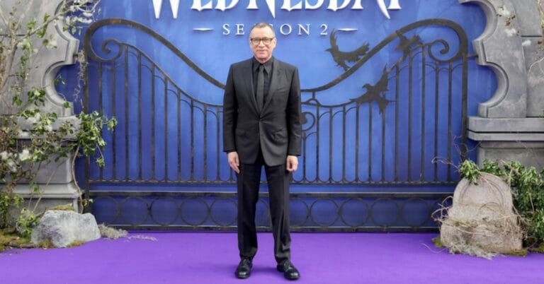 Elenco de Wandinha (2ª temporada): Lista completa de atores e personagens 12 Fred Armisen como Tio Chico