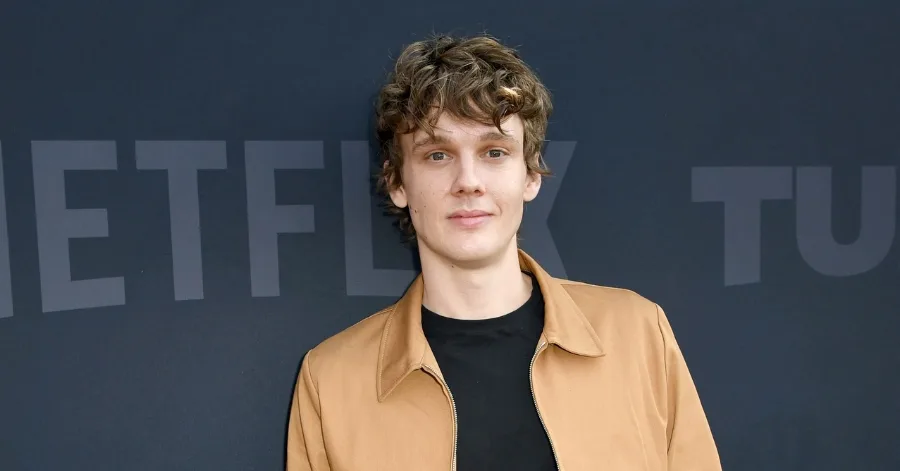 Hunter Doohan como Tyler Galpin