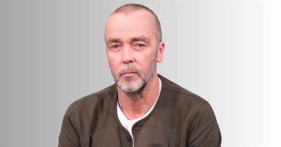 Amor de Ano Novo: Elenco, Onde Assistir e Tudo Sobre 7 John Hannah