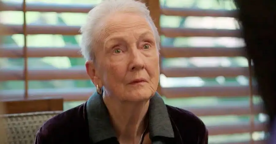 Toque Familiar: Elenco, Sinopse, Crítica, Onde Assistir e Tudo Sobre 3 Kathleen Chalfant como Ruth