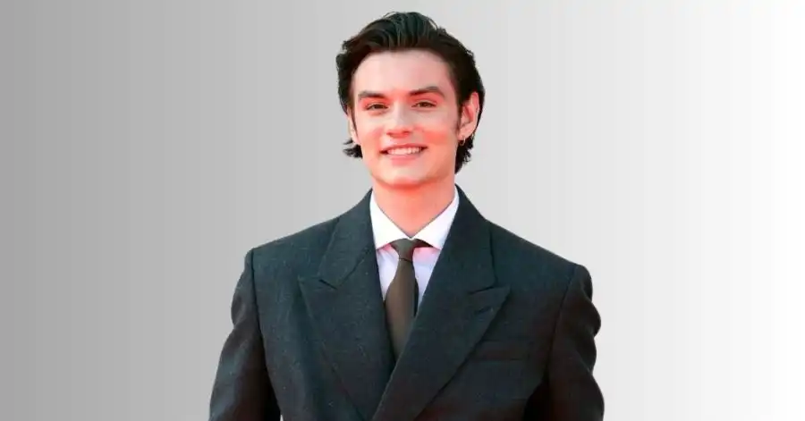 Louis Partridge