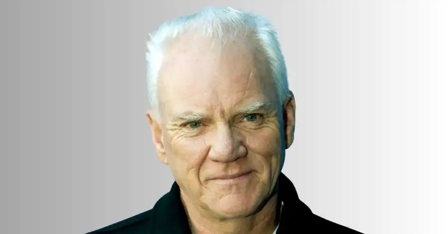 Seguindo Em Frente: Elenco, Onde Assistir e Tudo Sobre 5 Malcolm McDowell
