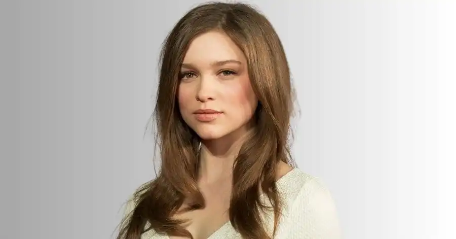 Amor de Ano Novo: Elenco, Onde Assistir e Tudo Sobre 4 Sophie Cookson