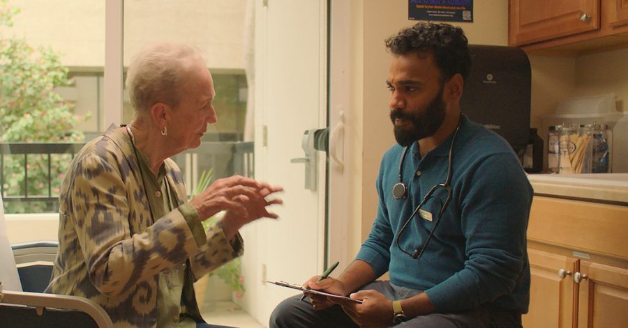 Toque Familiar: Elenco, Sinopse, Crítica, Onde Assistir e Tudo Sobre 4 Andy McQueen como Brian