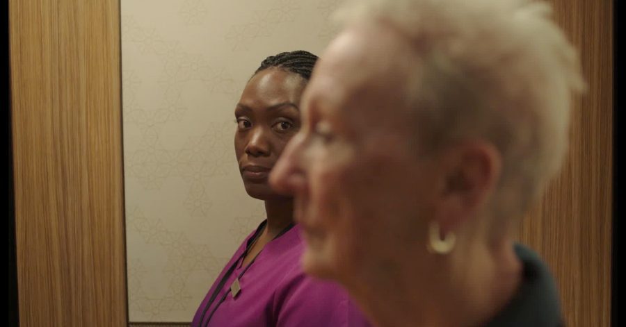 Toque Familiar: Elenco, Sinopse, Crítica, Onde Assistir e Tudo Sobre 3 Carolyn Michelle Smith como Vanessa