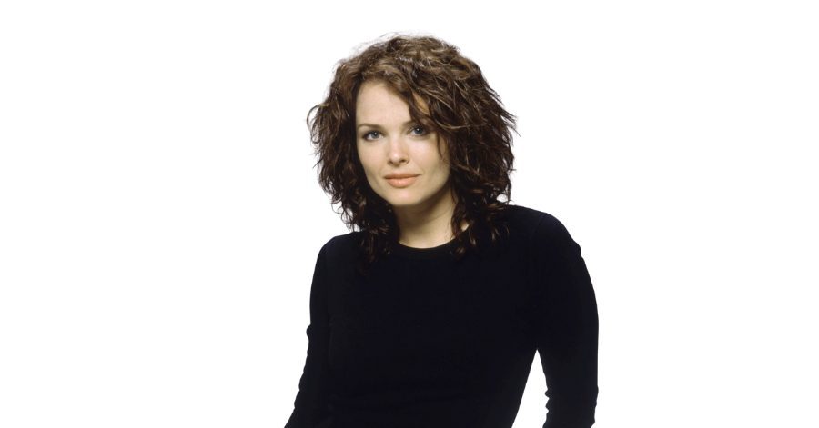 Dina Meyer como Mary Louise Michaels