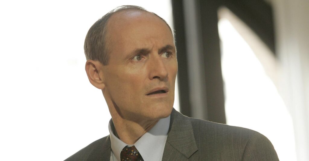 Colm Feore como Donald Menken