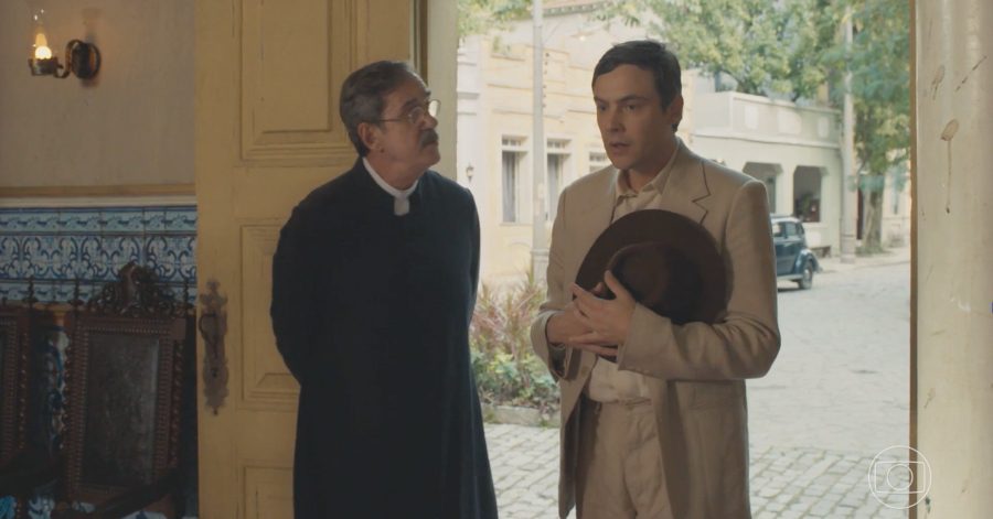 Candinho recebe do Padre Lucas