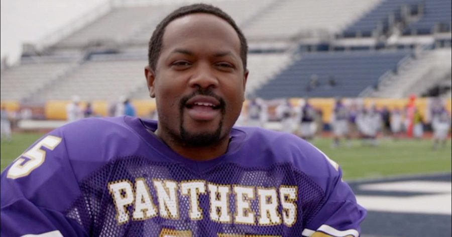 Fé de Um Campeão: Elenco, Sinopse e TUDO SOBRE o filme da Sessão da Tarde de hoje (05/09/25) 5 Ser'Darius Blain como Mike Hudnutt