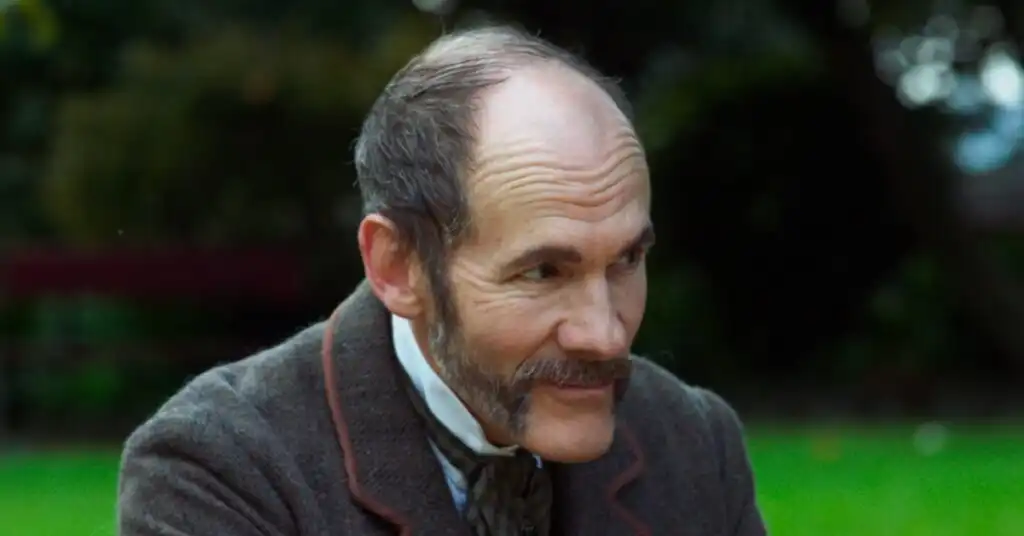 O Pior Homem de Londres (TUDO SOBRE): Elenco, Sinopse e Crítica 9 Simon Paisley Day como William Rossetti