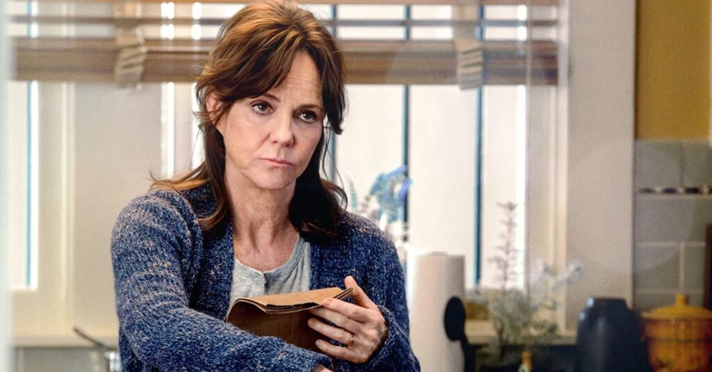 Sally Field como Tia May