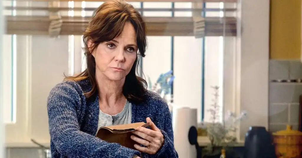 Sally Field como Tia May