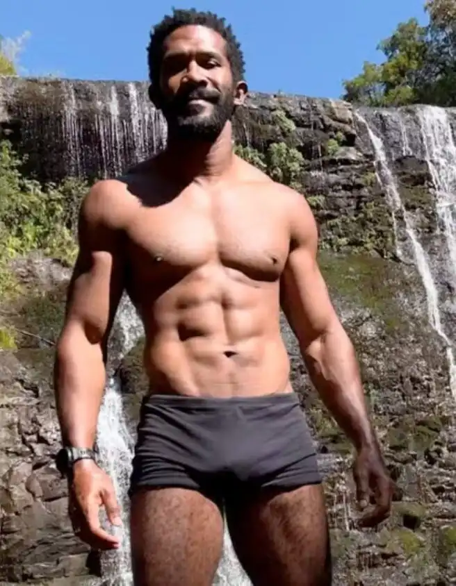 Tiziu de Terra Nostra está irreconhecível e enlouquece a internet após foto de sunga 4 André Luiz Miranda tiziu